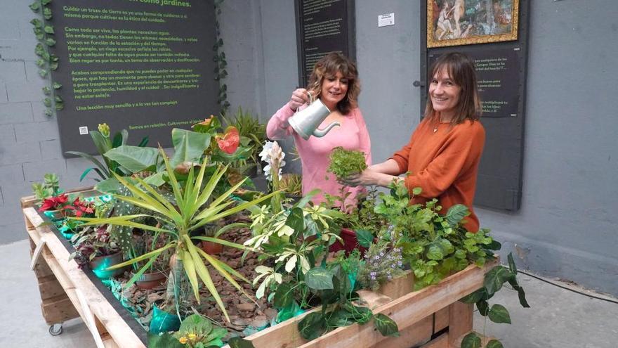 Leire Serrano y Sokoa Lasa riegan las plantas de su jardín.