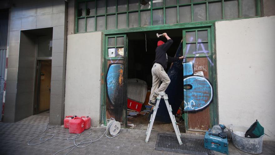 Fin a dos años de "pesadilla" en Azpilagaña: desalojada la bajera de la calle Río Alzania