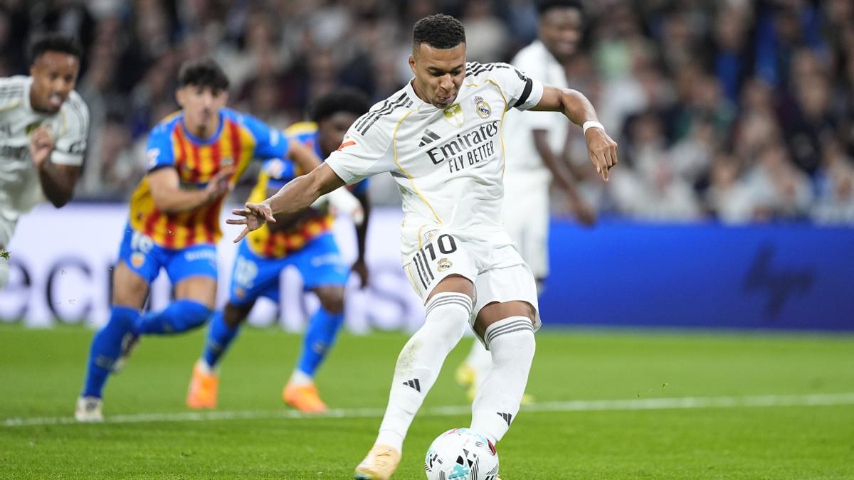 Kylian Mbappe lanza un penalti en el último partido de liga del Real Madrid.
