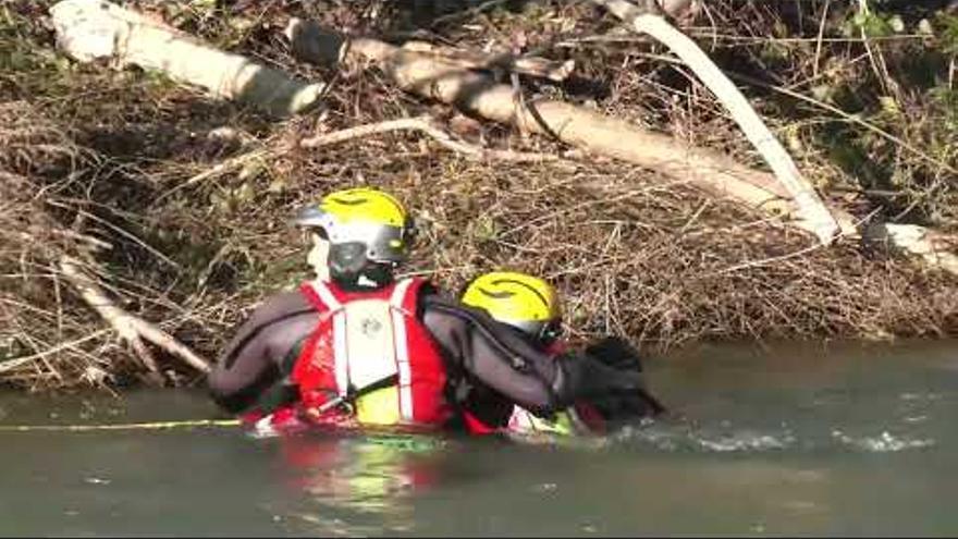 Simulacro de rescate de una persona del Grupo de Rescate Acuático de los bomberos
