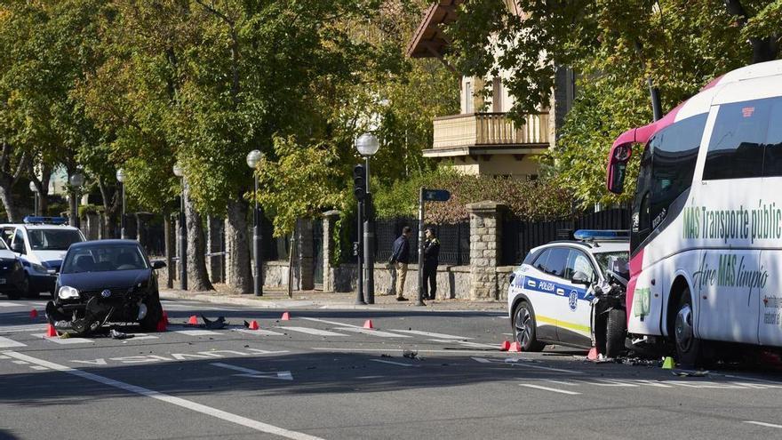 Varios heridos tras colisionar un autobús y dos turismos en Vitoria-Gasteiz