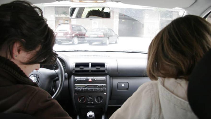 Dos jóvenes compartiendo coche para ir a estudiar.