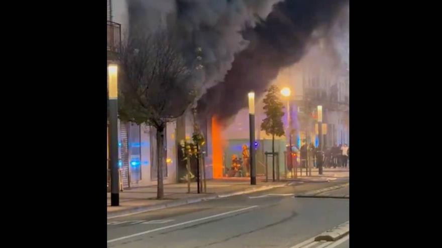 Imágenes del incendio de un bazar en la Rochapea