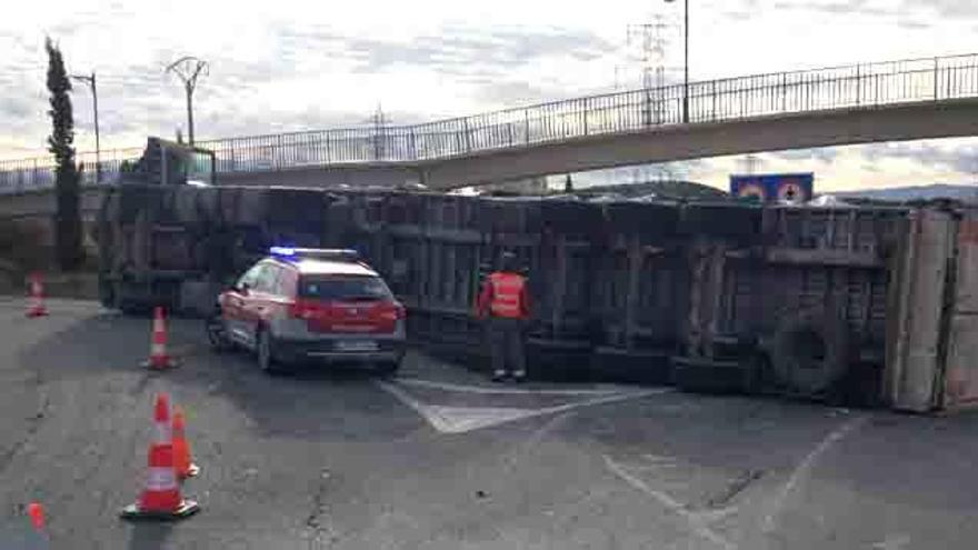 Camión volcado el viernes en la rotonda de salida de los vehículos pesados para tomar la AP-68.