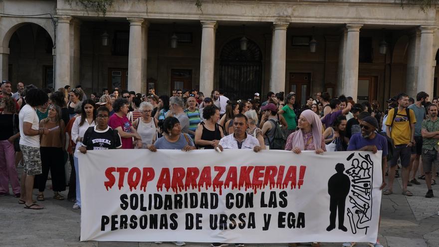 Protesta ante el Consistorio contra el “ataque racista”  en URSSA y EGA