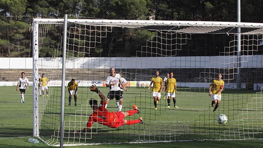 Ion Vélez bate al guardameta del Atlético Sanluqueño desde los  once metros.