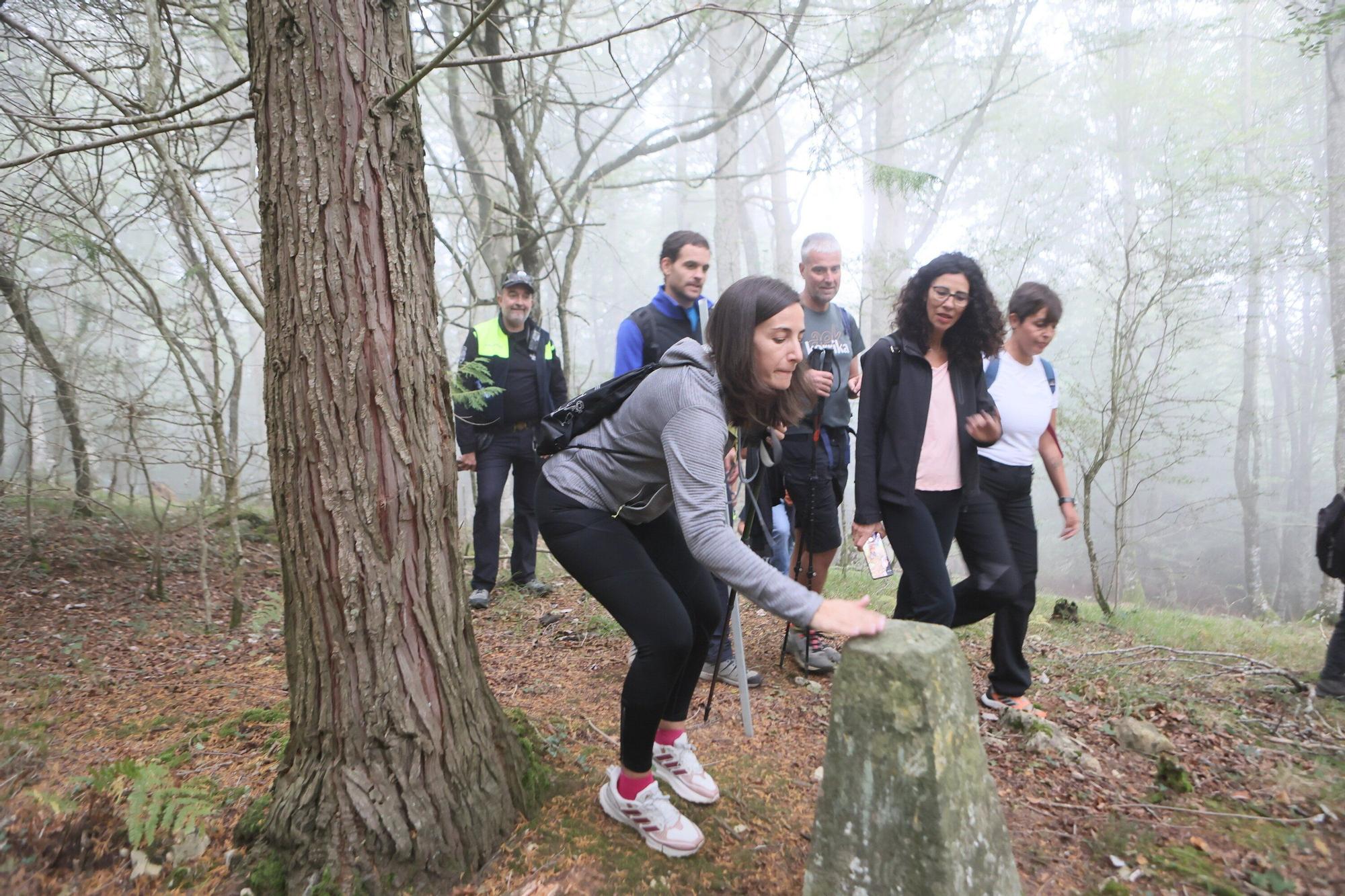 En imágenes: La corporación municipal recorre los mojones en el Día de Olarizu