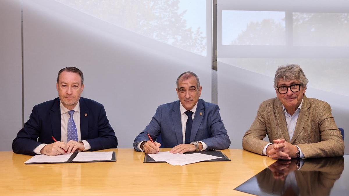 Un momento de la firma. De izda a dcha: el consejero Chivite, el rector Gonzalo y Fernando Mendoza