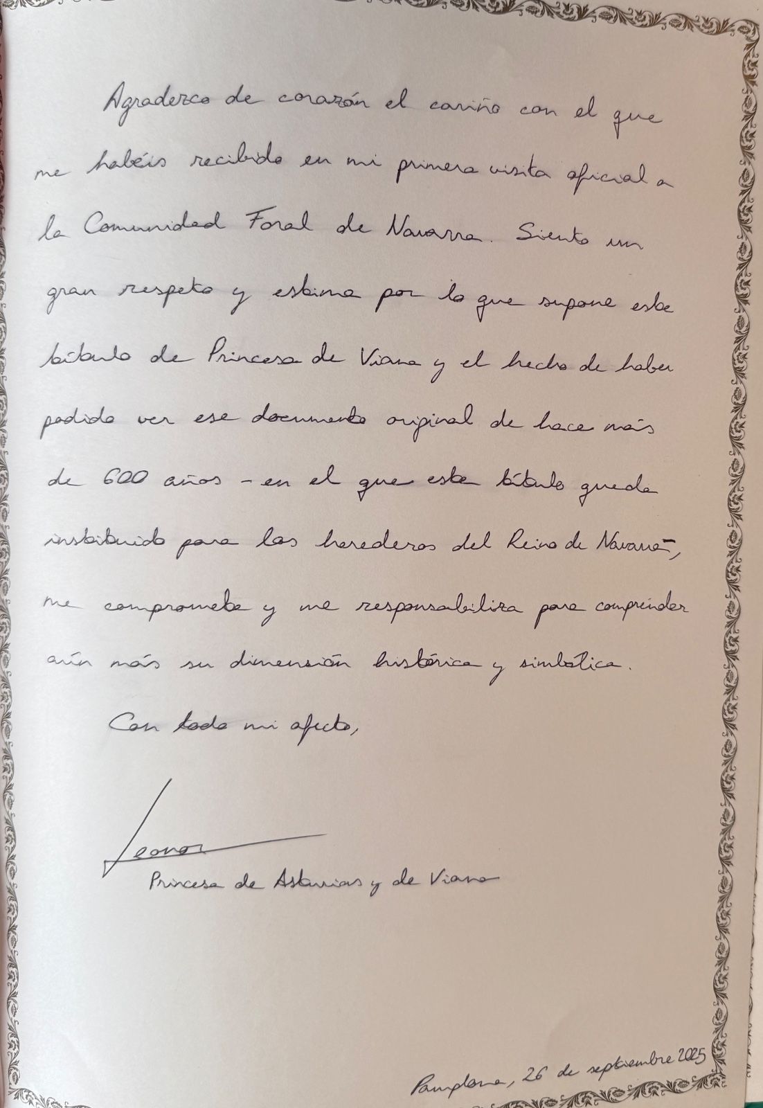 La firma y el texto escrito por Leonor en el Libro de Oro del Palacio de Navarra.