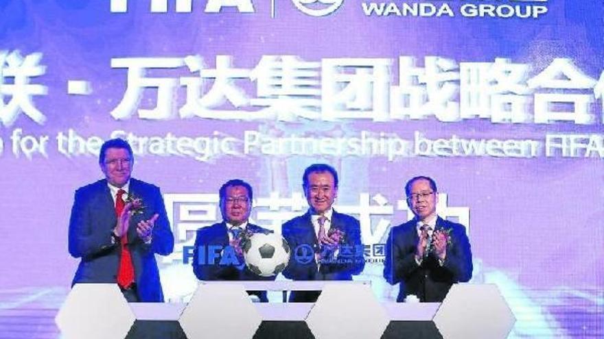 El magnate chino Wang Jianlin, tercero empezando por la izquierda, celebra el acuerdo de patrocinio de Wanda con la FIFA.