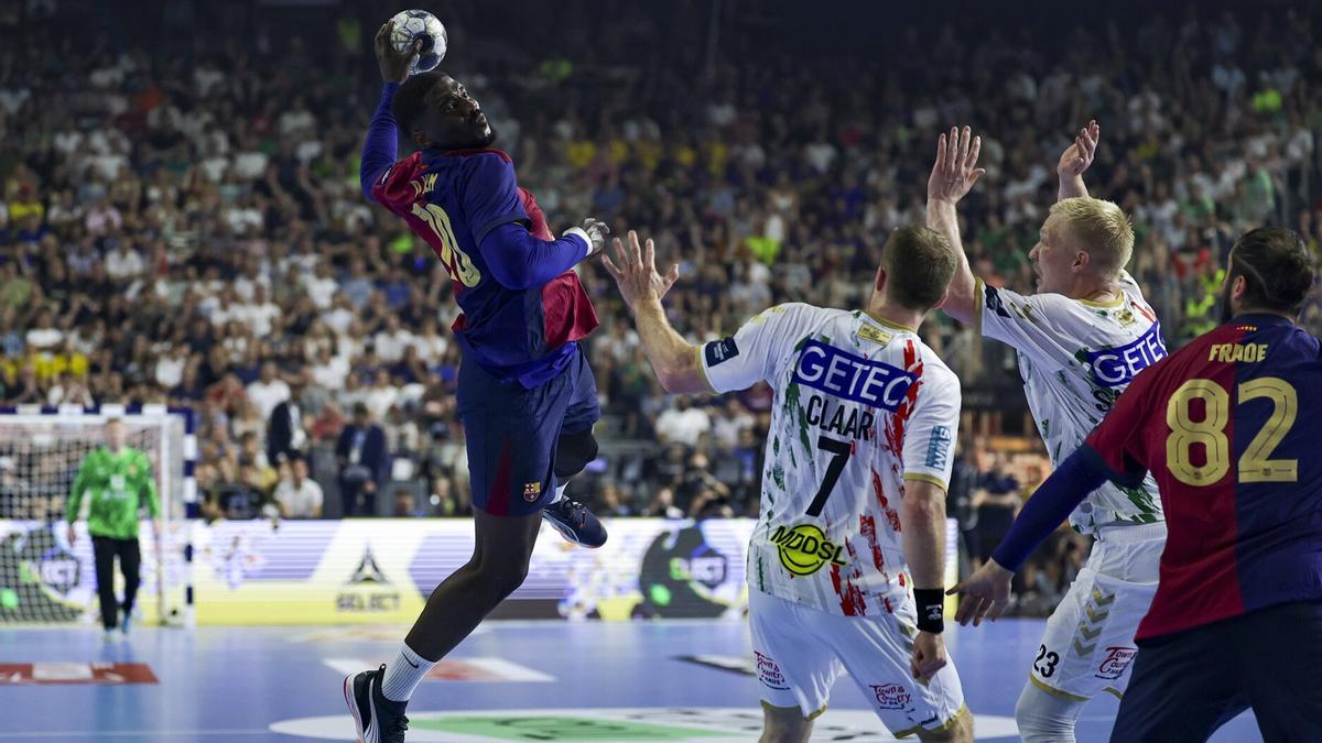 El jugador del Barça Dika Mem, durante la semifinal de la Champions ante Magdeburgo en el Lanxess Arena el pasado sábado
