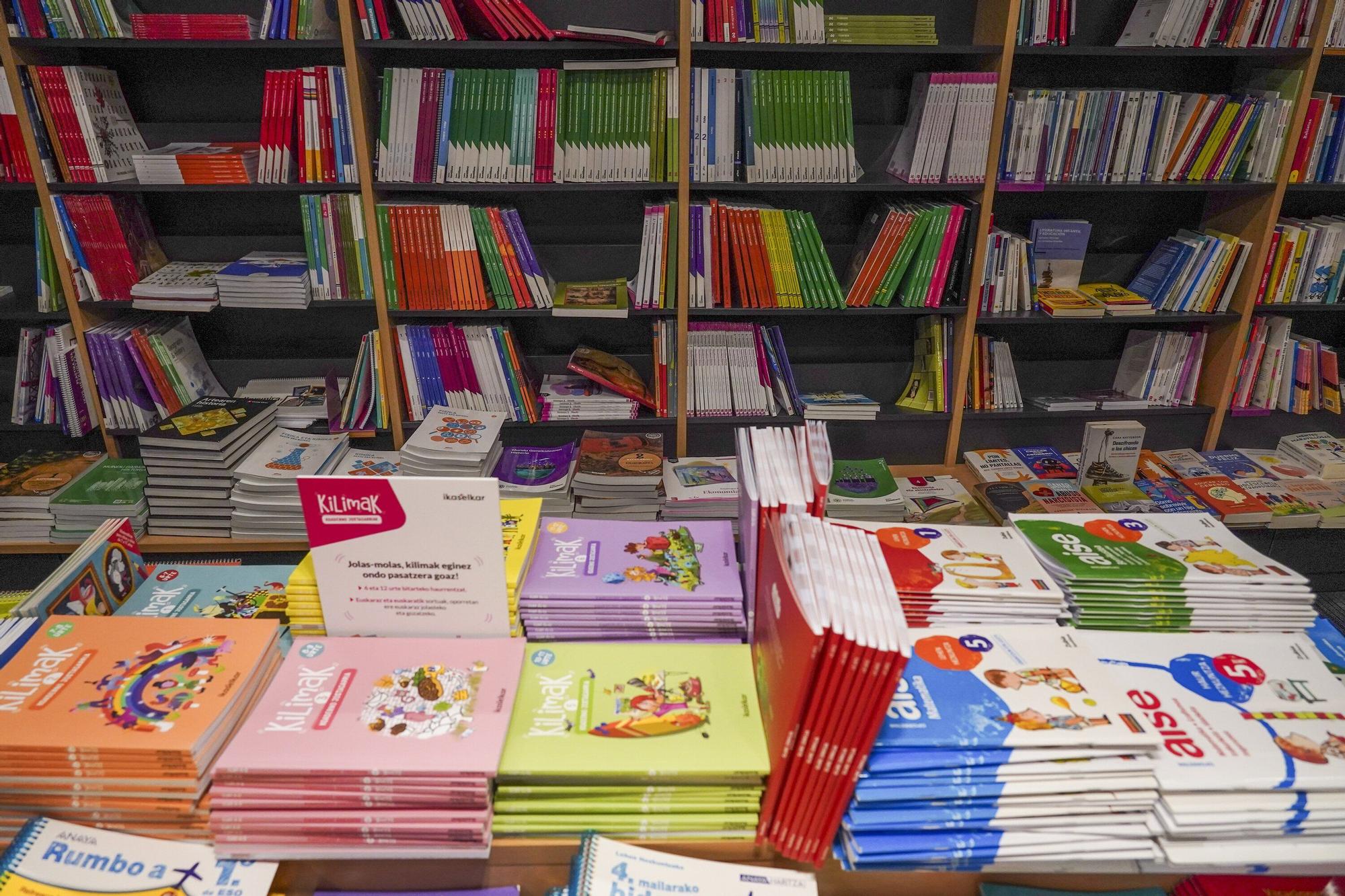 En imágenes: Así se preparan las librerías para la vuelta al cole