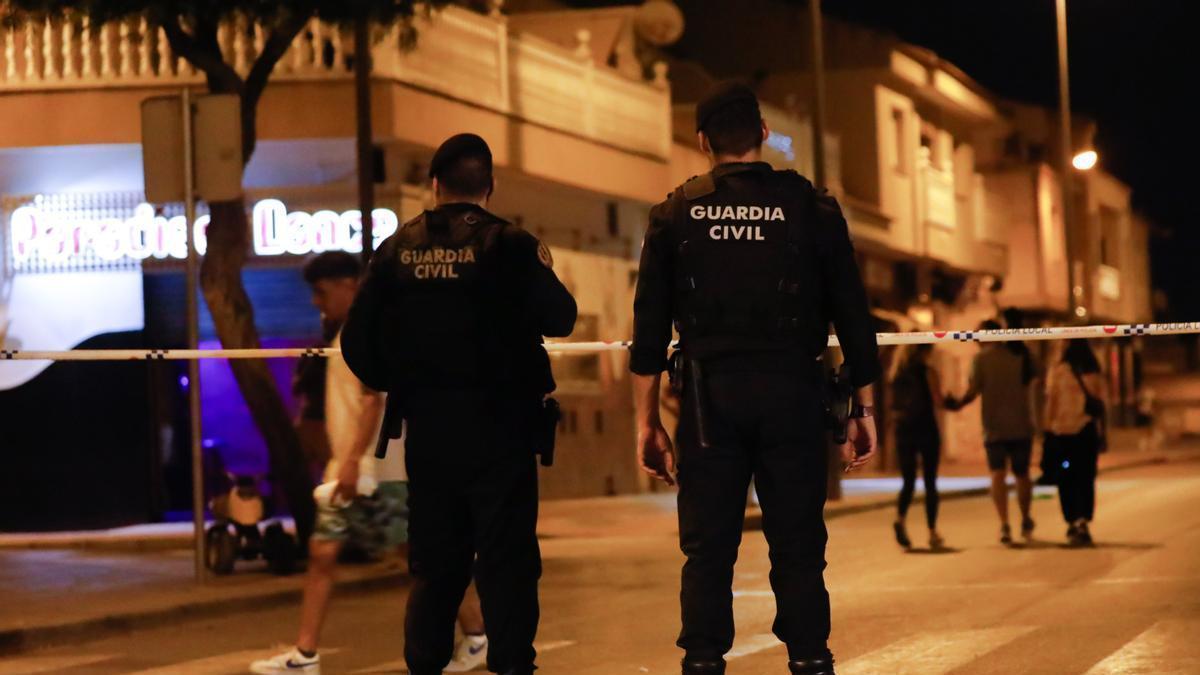 Dos agentes de Guardia Civil en Torre Pacheco.