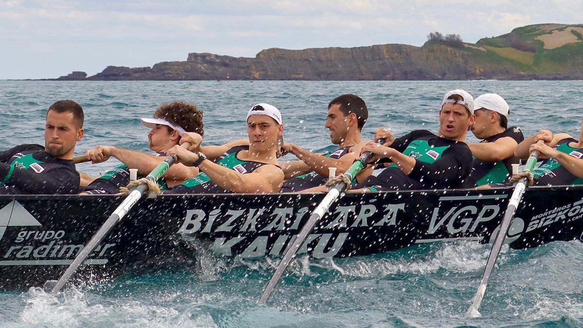La tripulación de Kaiku, durante una regata en Bermeo esta temporada.