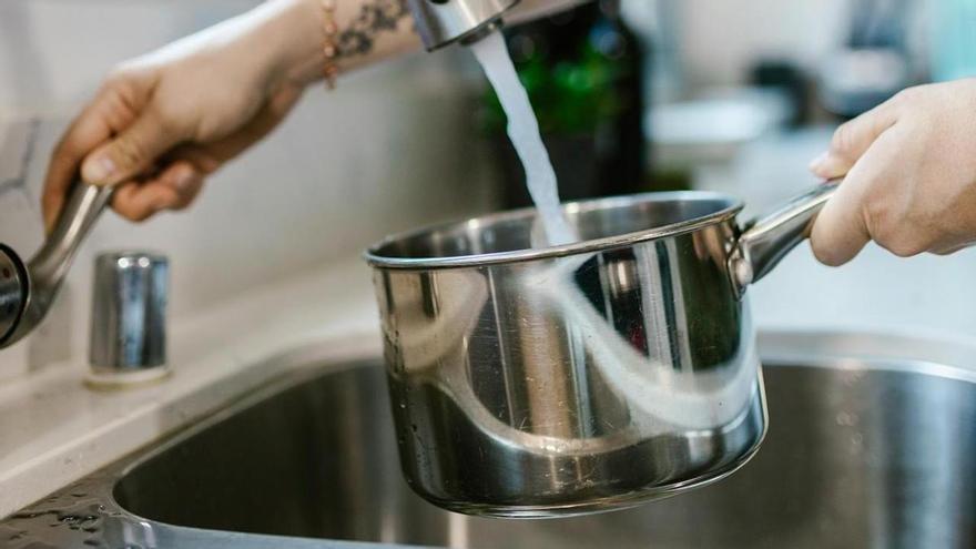 ¿Es seguro echar agua hirviendo por el fregadero? Los expertos tienen la respuesta