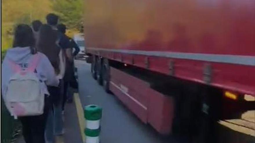 Ocho alumnos de Usansolo denuncian tener que caminar una hora al colegio por falta de autobús