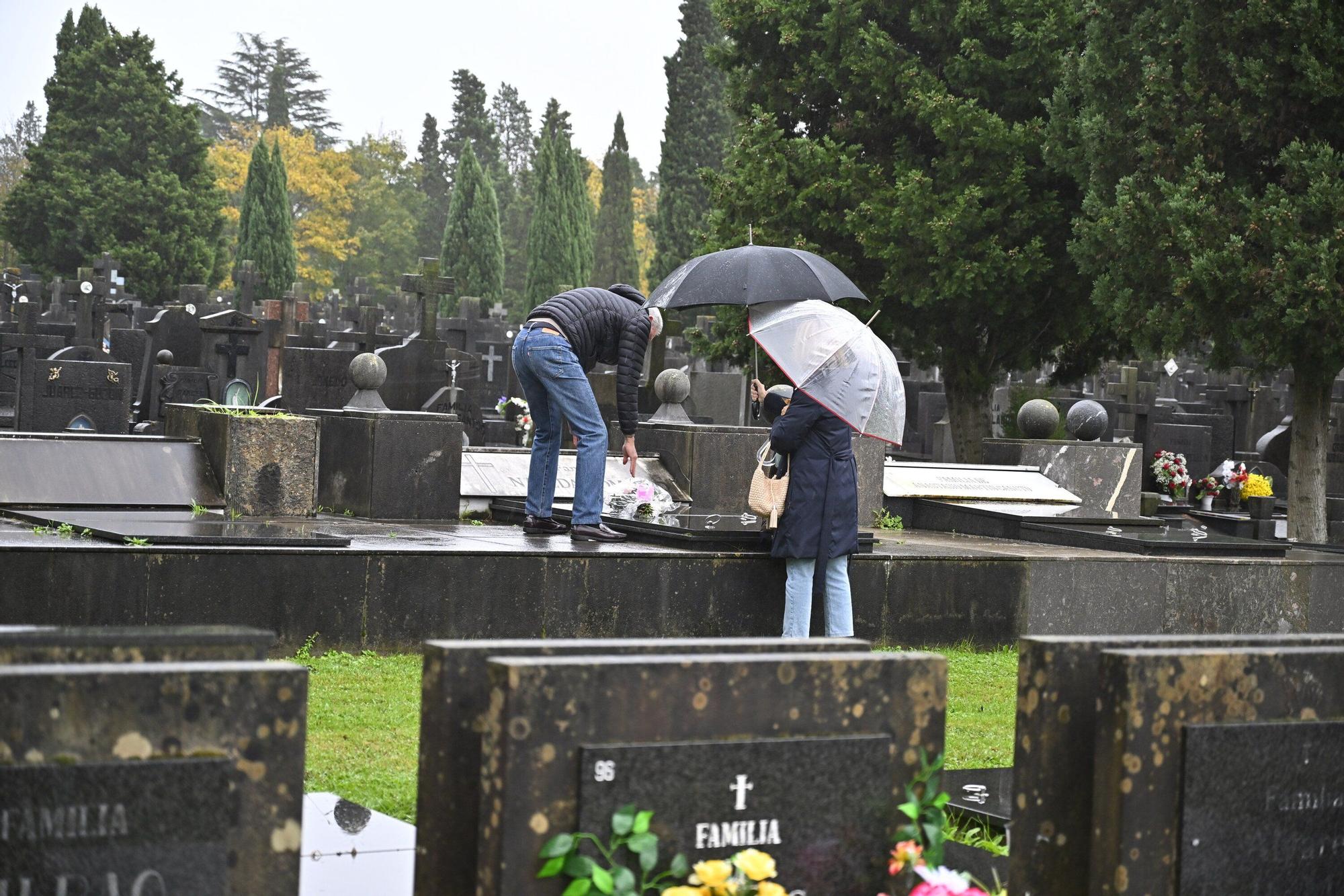 En imágenes: así se vive el día de Todos los Santos en el cementerio de Bilbao