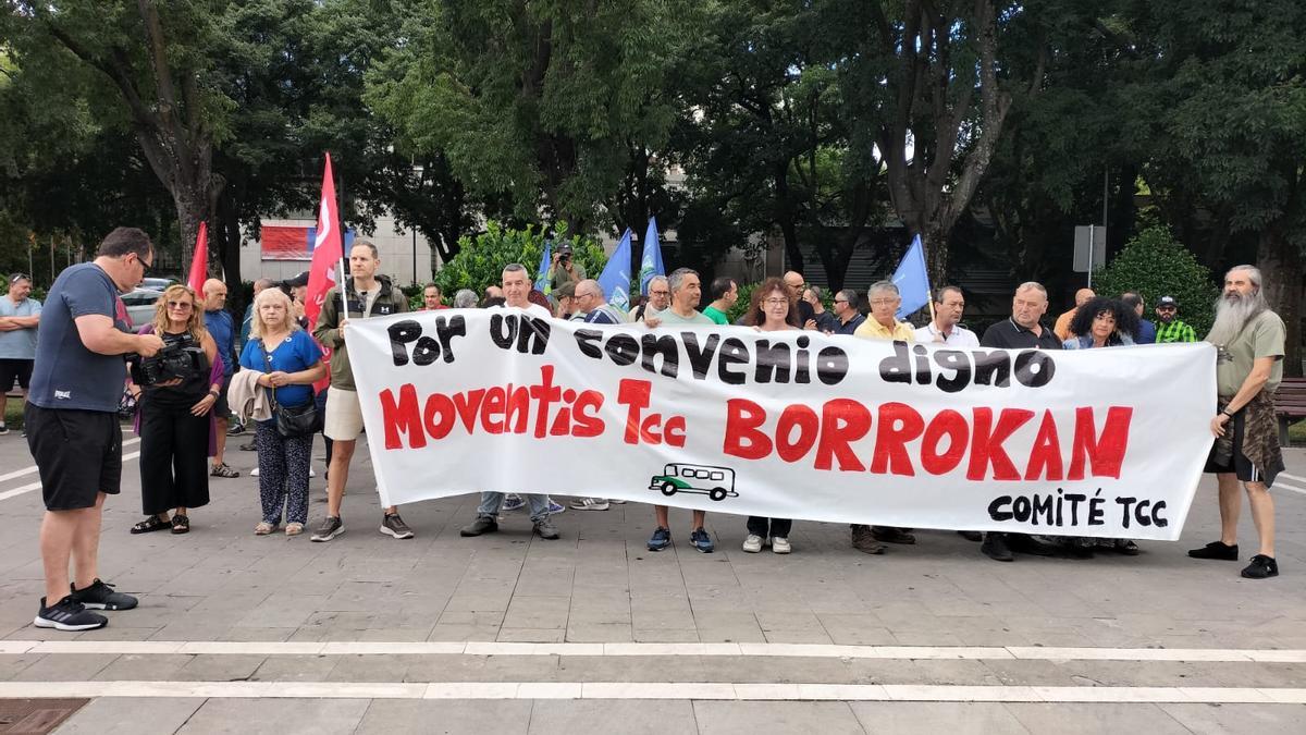 Concentración del Comité de TCC Moventis frente a la sede de la Mancomunidad de la Comarca de Pamplona.