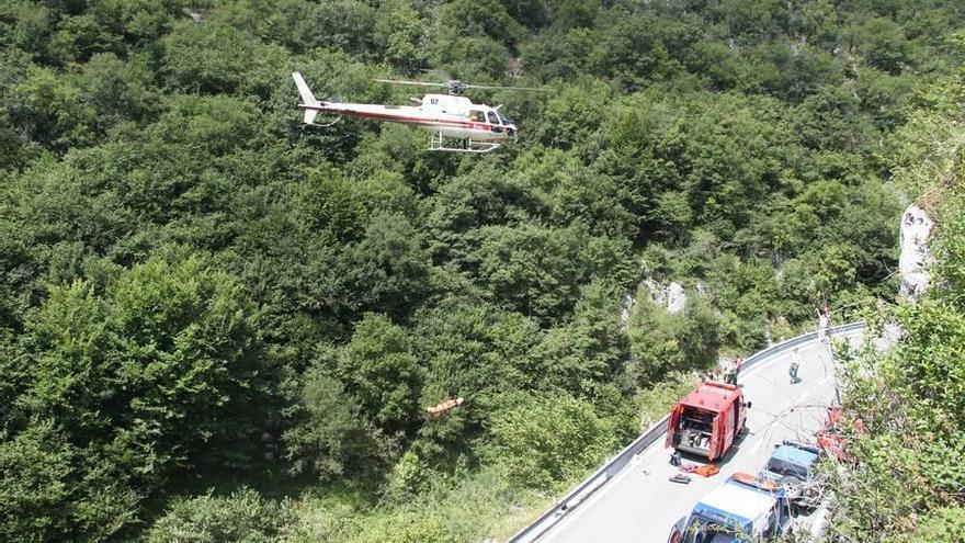 Rescate del motorista herido al precipitarse por un barranco en Lekunberri.