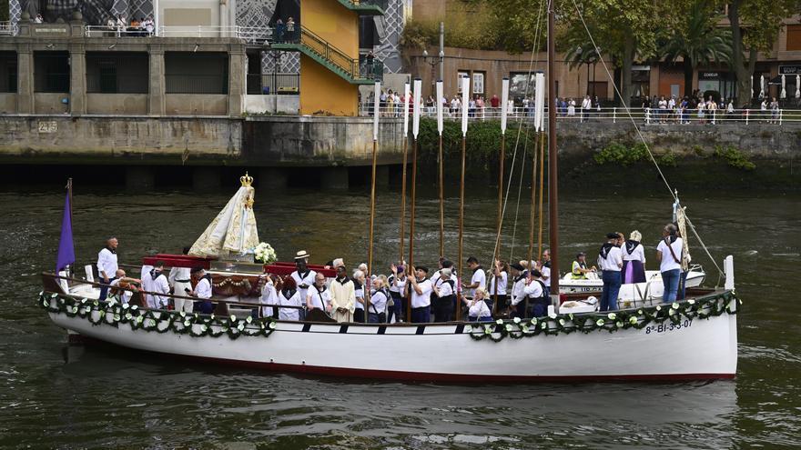 La Amatxu de Begoña se da un baño de masas en su procesión náutica por la ría