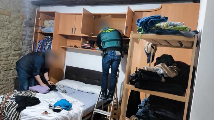 Agentes de la Guardia Civil durante uno de los registros de la operación