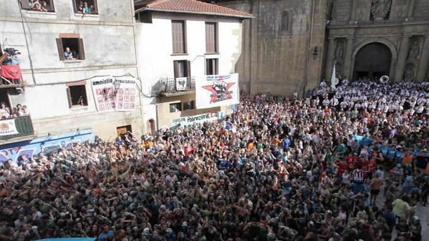Errenteriako udaletxetik botatako txupinazoa 2012ean.