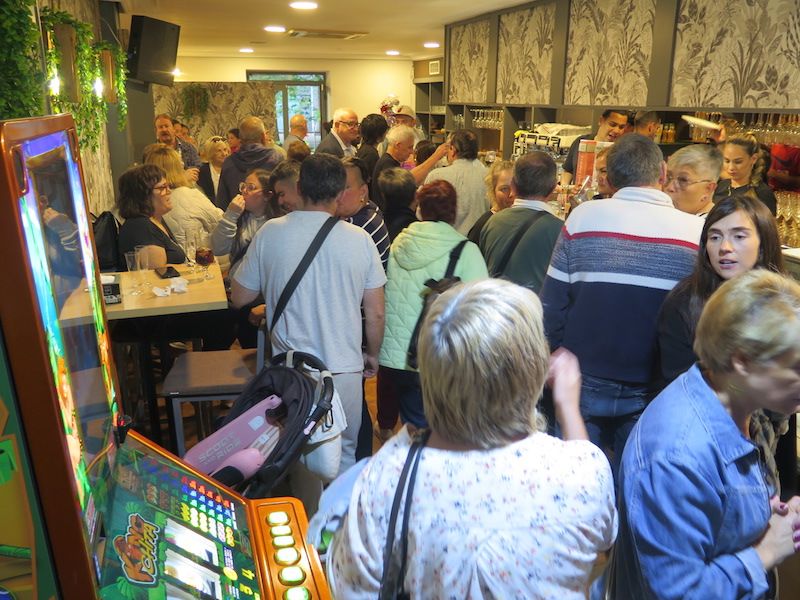La inauguración de la cafetería Laitz de Zumarraga, en imágenes
