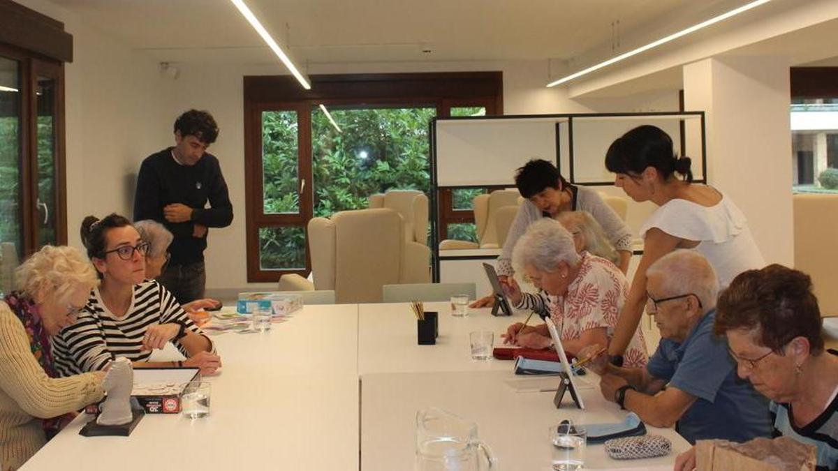 Personas usuarias, responsables municipales y la dinamizadora del servicio Haizea Uribe-Etxebarria (de pie, primera por la derecha) en la visita a las instalaciones realizada el martes.