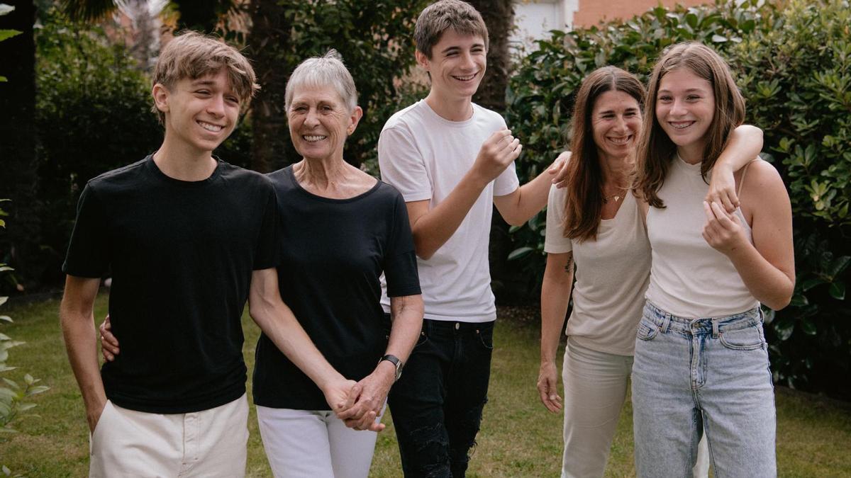 La historiadora Elena Barrena, con su familia