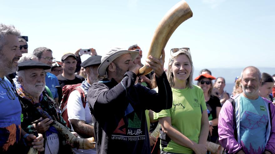 Cientos de mendizales reviven la tradicional llamada a Juntas en la cima del Ganekogorta