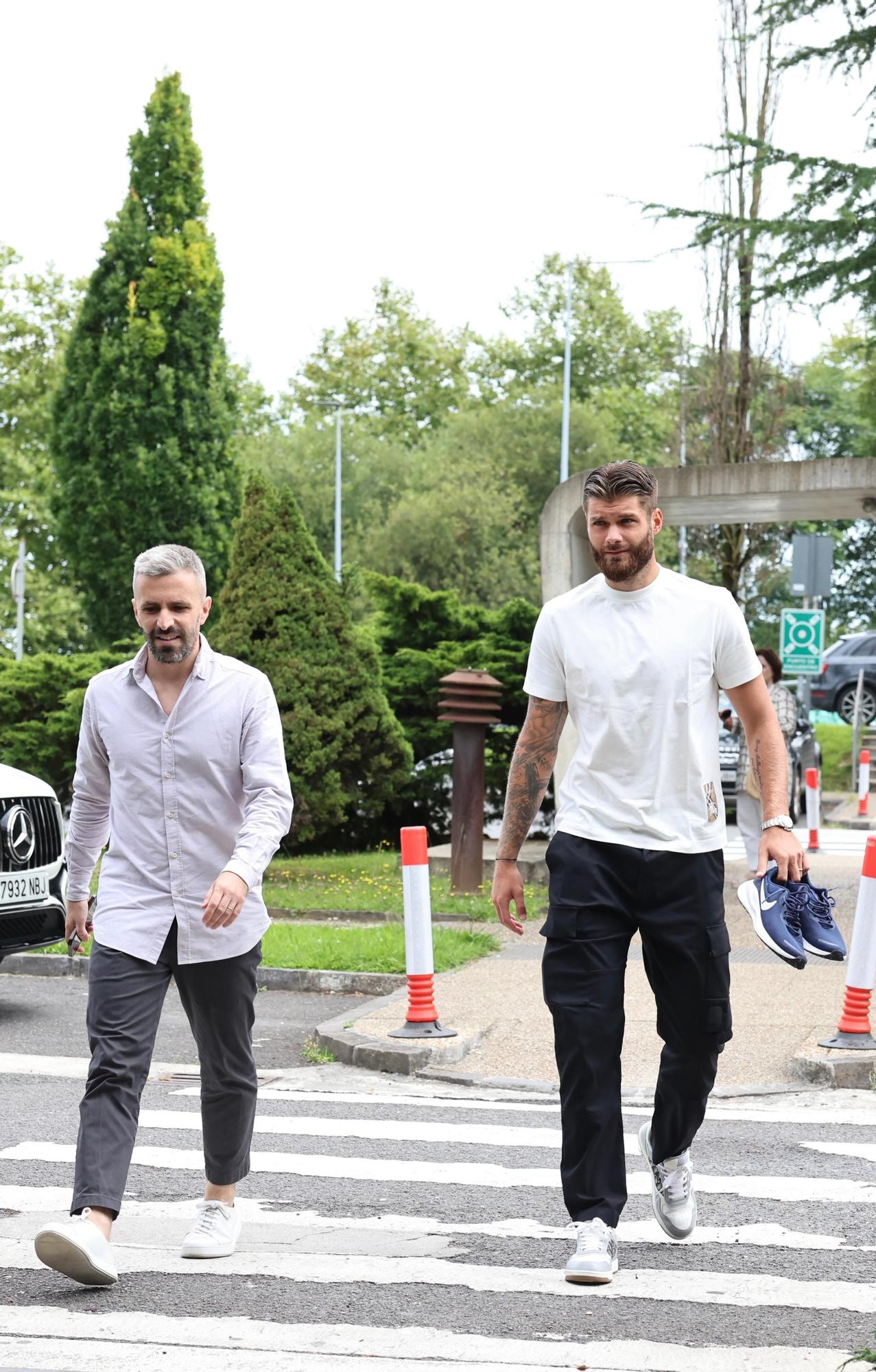 Duje Ćaleta Car a su llegada al reconocimiento médico en la Policlínica junto al director de Fútbol de la Real Sociedad, Erik Bretos