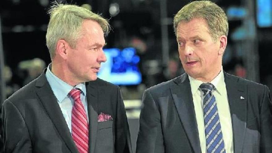 El candidato verde Pekka Haavisto, a la izquierda, disputará la presidencia a Sauli Niinistö, a la derecha.