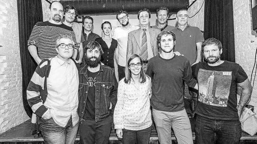 La productora del documental, Bea Echeverría, con algunos de los protagonistas del filme.