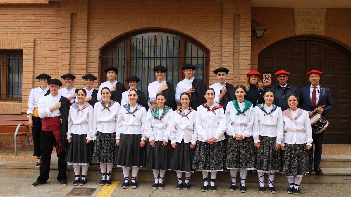 Grupo de danzas Mendianike y gaiteros de Ablitas.