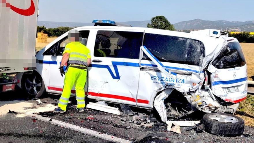 Dos ertzainas heridos al ser alcanzado su vehículo por una furgoneta cuando señalizaban una avería en la A-1
