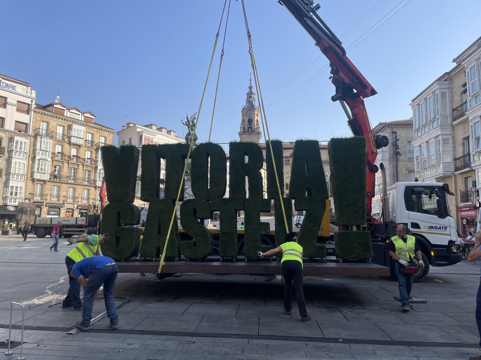 En imágenes: La Virgen Blanca recupera la estatua de musgo vegetal