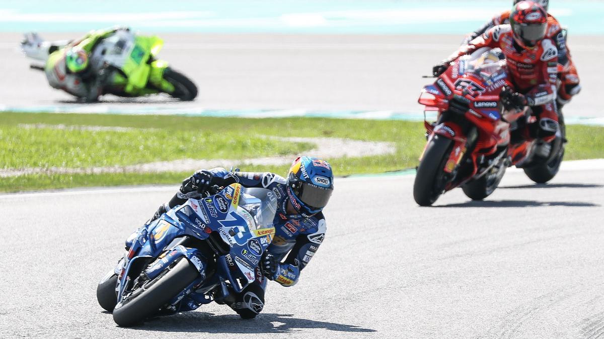 Álex Márquez, en cabeza durante el Gran Premio de Malasia, secundado por Francesco Bagnaia.