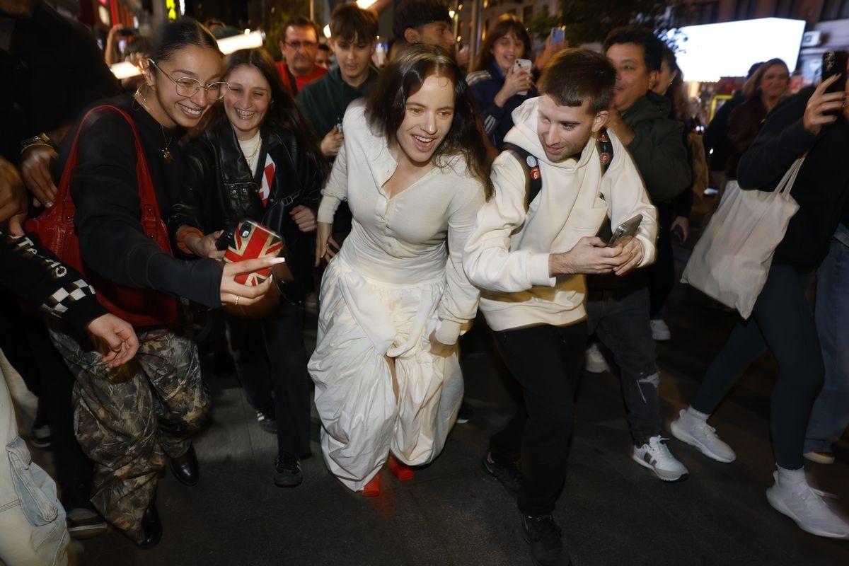 Rosalía presenta su disco en las pantallas de Callao y desaparece entre miles de fans
