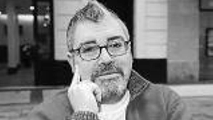 Josema Azpeitia, en la terraza de la Gastronómica, rodeado de varios de los cocineros presentes en ‘Pintxos de Leyenda’, su editora, Idoia Arozena, y el fotógrafo del libro, José López.