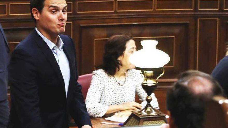 Albert Rivera hace un gesto dirigido a Mariano Rajoy durante las votaciones celebradas ayer en el Congreso.