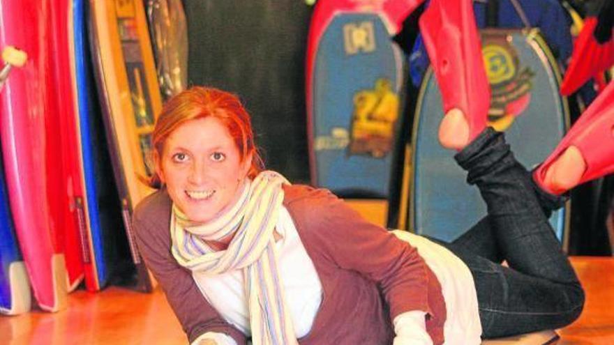 La vizcaina María Gil posa en su tienda de Urduliz, rodeada de tablas.