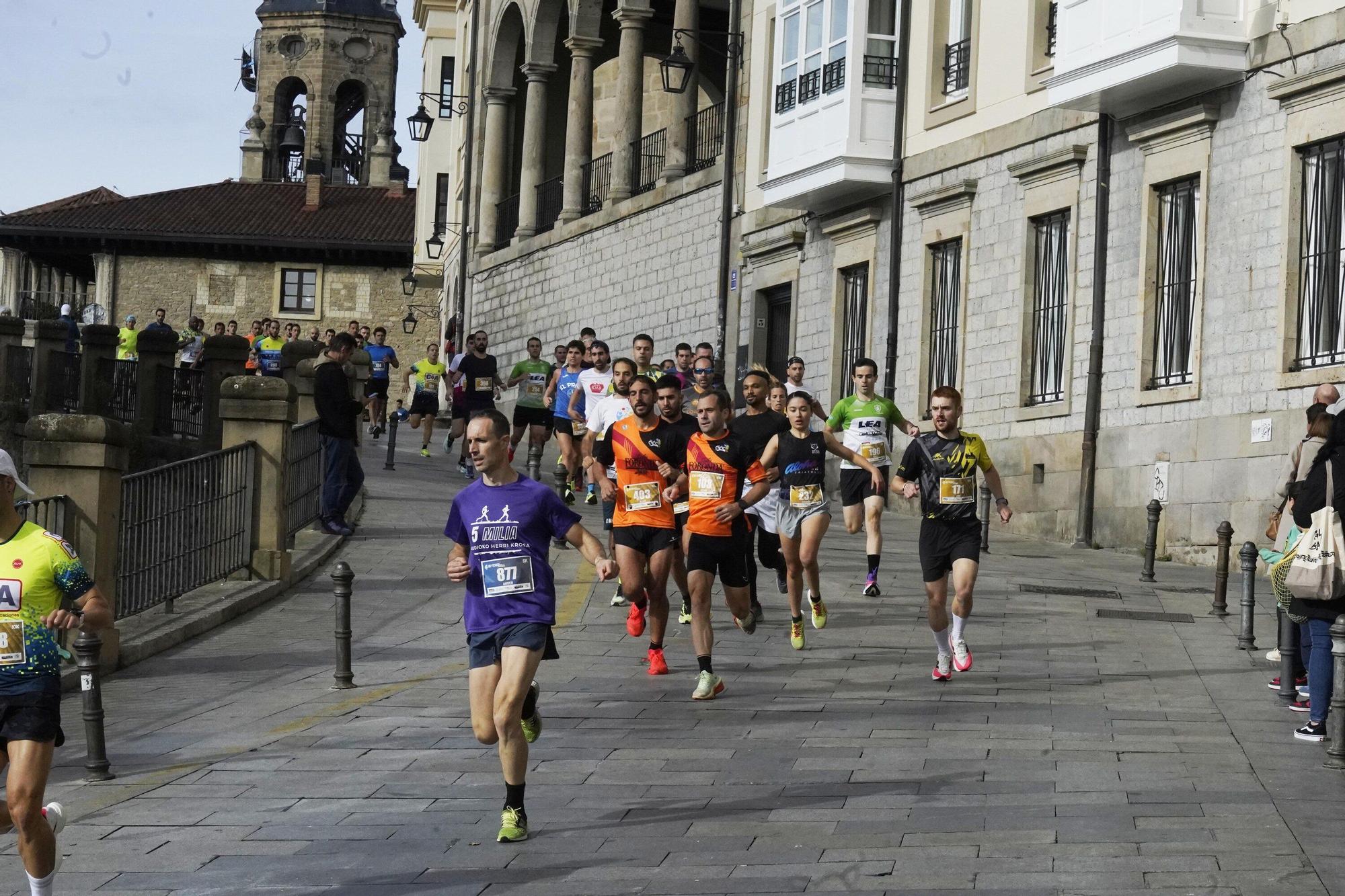 En imágenes: Miles de personas conquistan la Almendra de Gasteiz