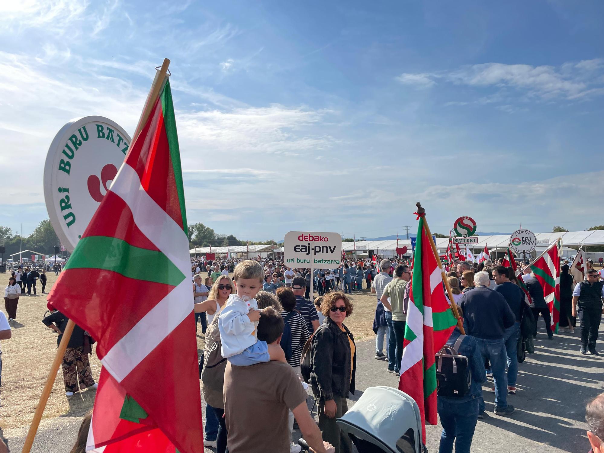 En imágenes: El Alderdi Eguna reúne a miles de jeltzales en un ambiente festivo