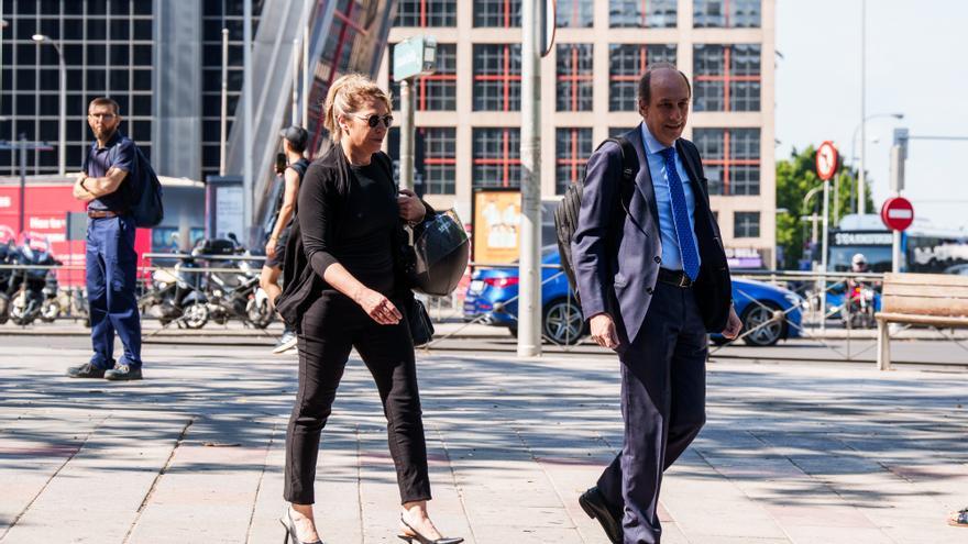 La asesora de Begoña Gómez entrega el pasaporte al juez Peinado antes de agotar el plazo