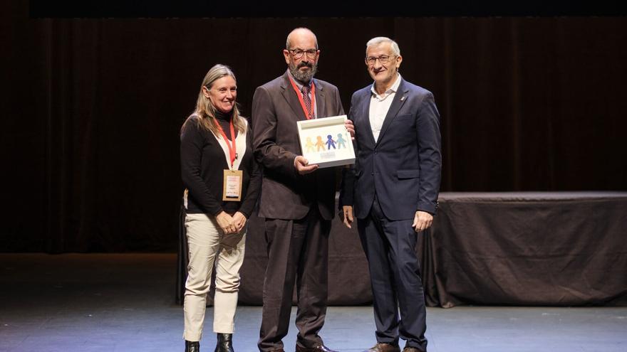 El cirujano pediátrico Carlos Bardají recibe el premio a la Persona Voluntaria de Navarra por sus más de 25 años operando a niños y niñas en África