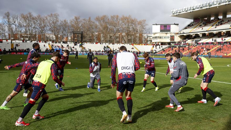 Los jugadores del Osasuna durante el calentamiento del equipo en el estadio de Vallecas
