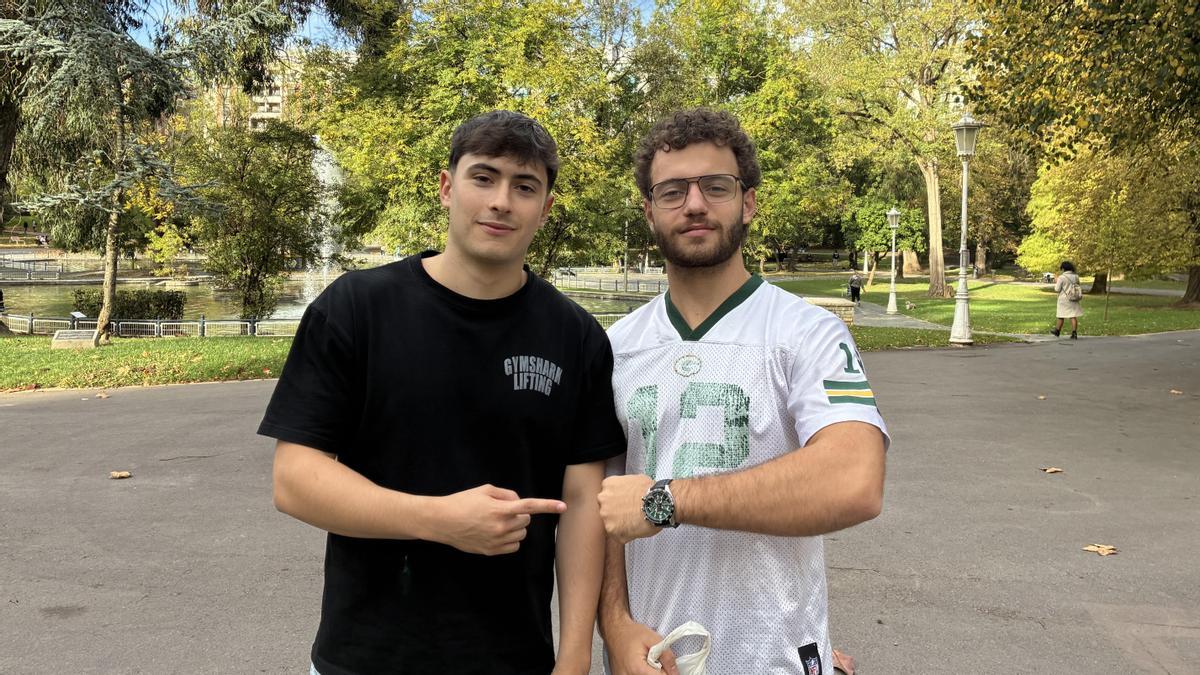 Dos jóvenes señalando un reloj en el parque de Doña Casilda