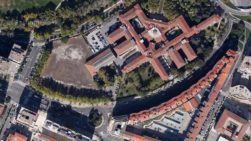 Vista aérea de la Casa de Misericordia, con el solar a la izquierda de la imagen.