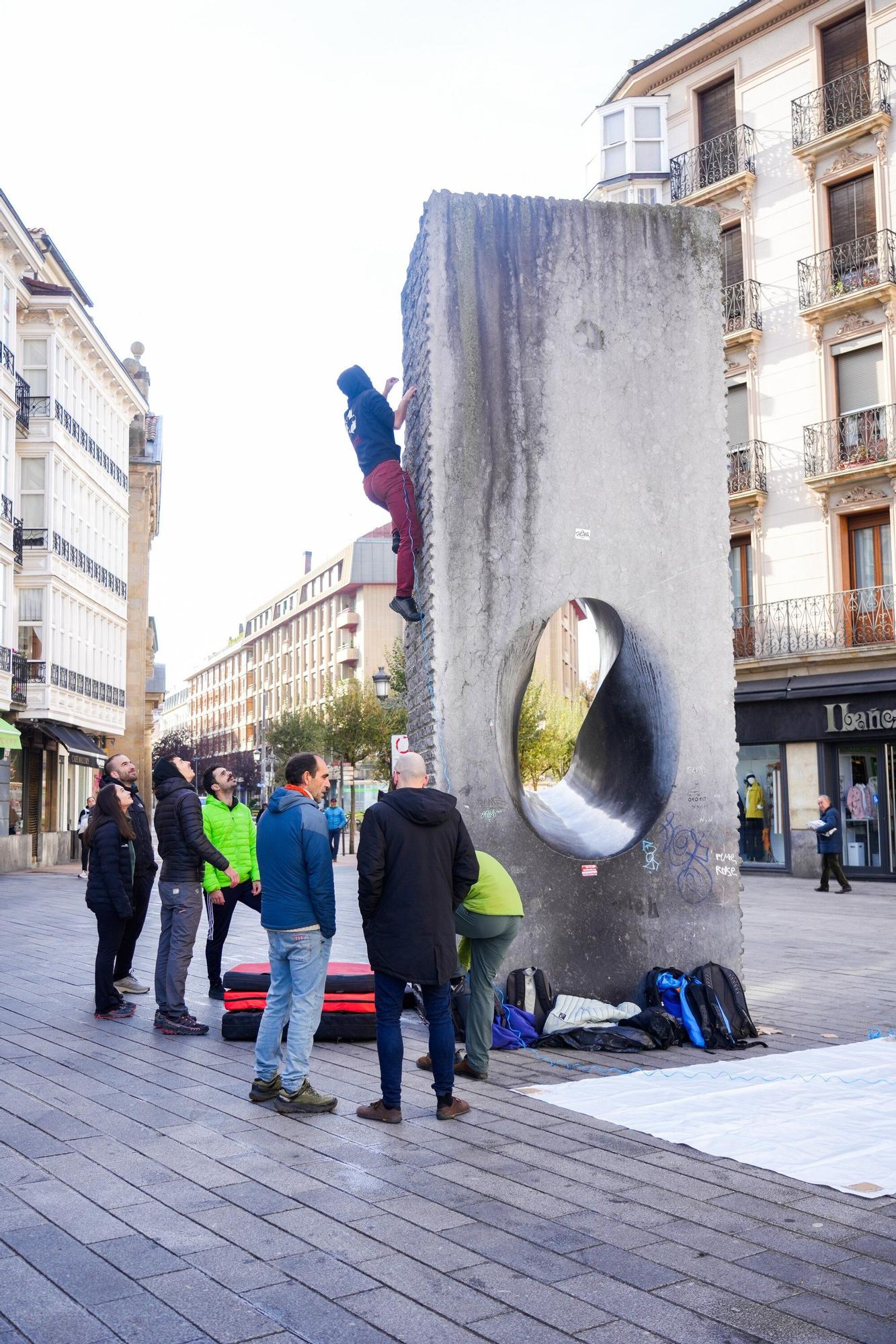 Los trabajadores de los rocódromos escalan 'La Mirada' para denunciar sus condiciones