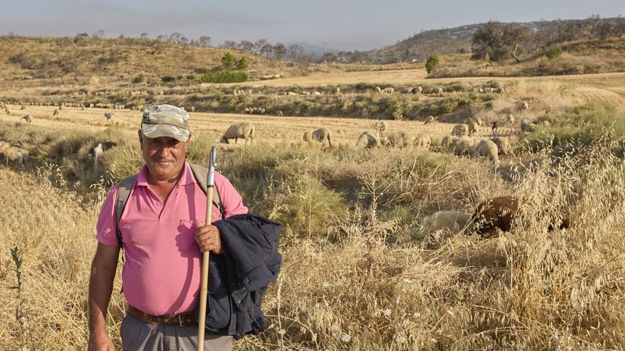 Leonardo Carvas, ganadero de Carcastillo: “Tenía miedo de que el fuego llegase a la corraliza de mis ovejas y corrí para sacarlas”